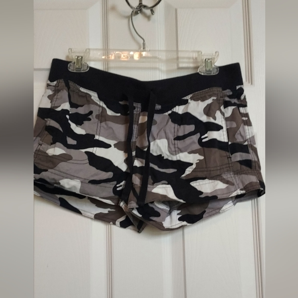 Mix Co. Womens camo shorts size Medium